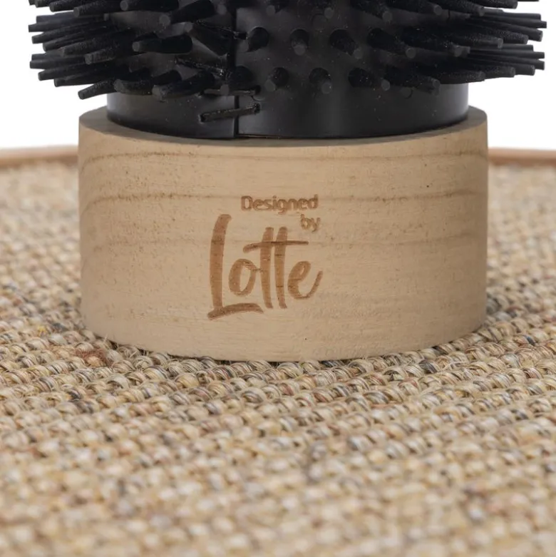 Designed by Lotte kradsepæl Fida i træ