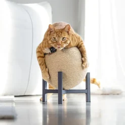Designet af Lotte Met kradsebold Tyra