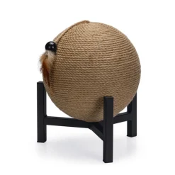 Designet af Lotte Met kradsebold Tyra