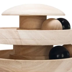 Designet af Lotte Neya kattelegetøj i træ