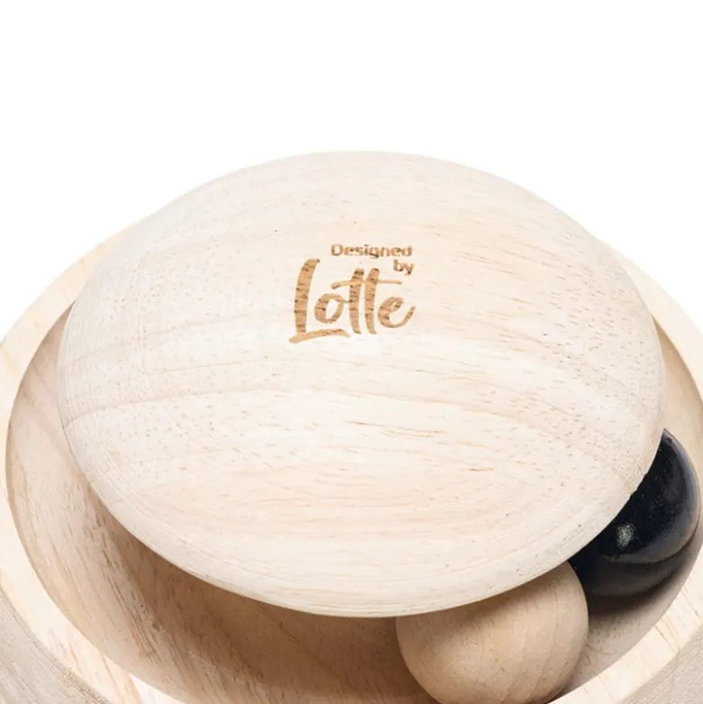 Designet af Lotte Neya kattelegetøj i træ