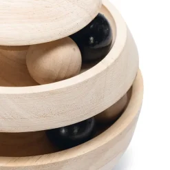 Designet af Lotte Neya kattelegetøj i træ