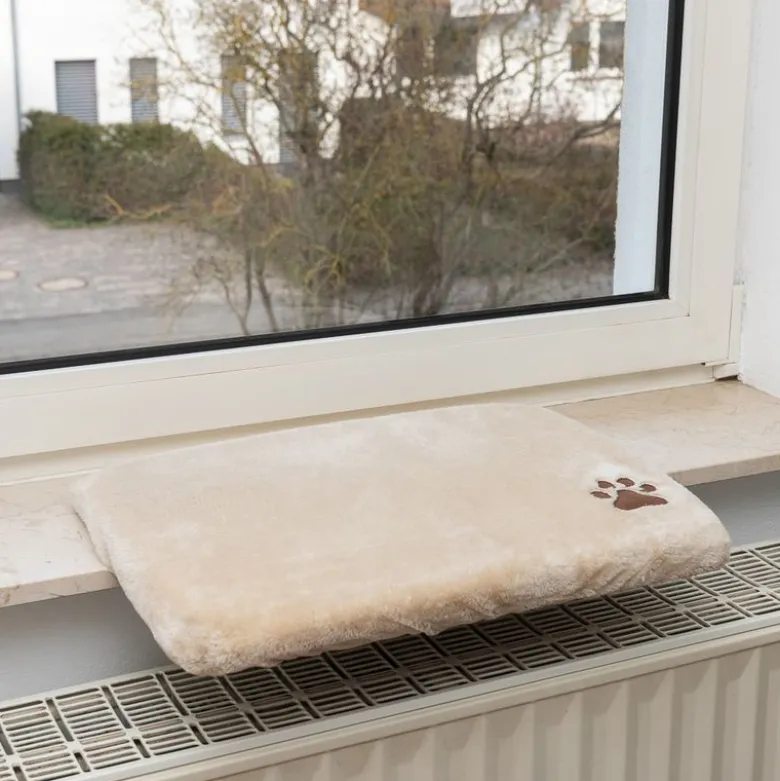 Plüschi kattepude til vindueskarmen